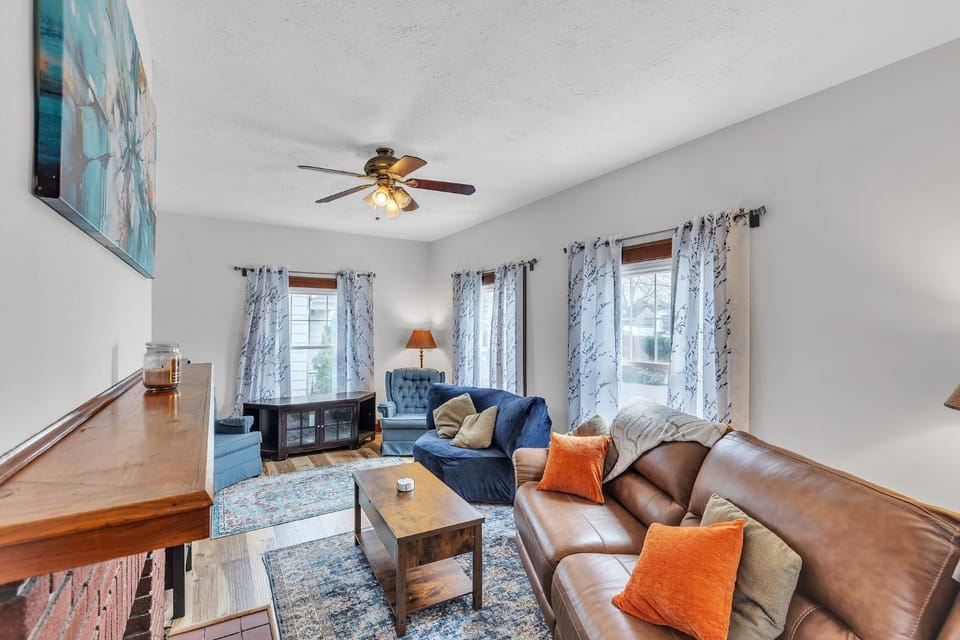 Cozy Getaway with Hot Tub, Patio & Fenced Yard home House in Cleveland Heights