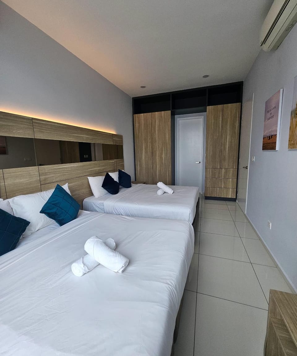 Bed, Photo of the whole room, Bedroom, towels