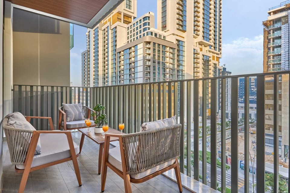 Property building, Patio, Day, View (from property/room), Balcony/Terrace, Seating area, City view