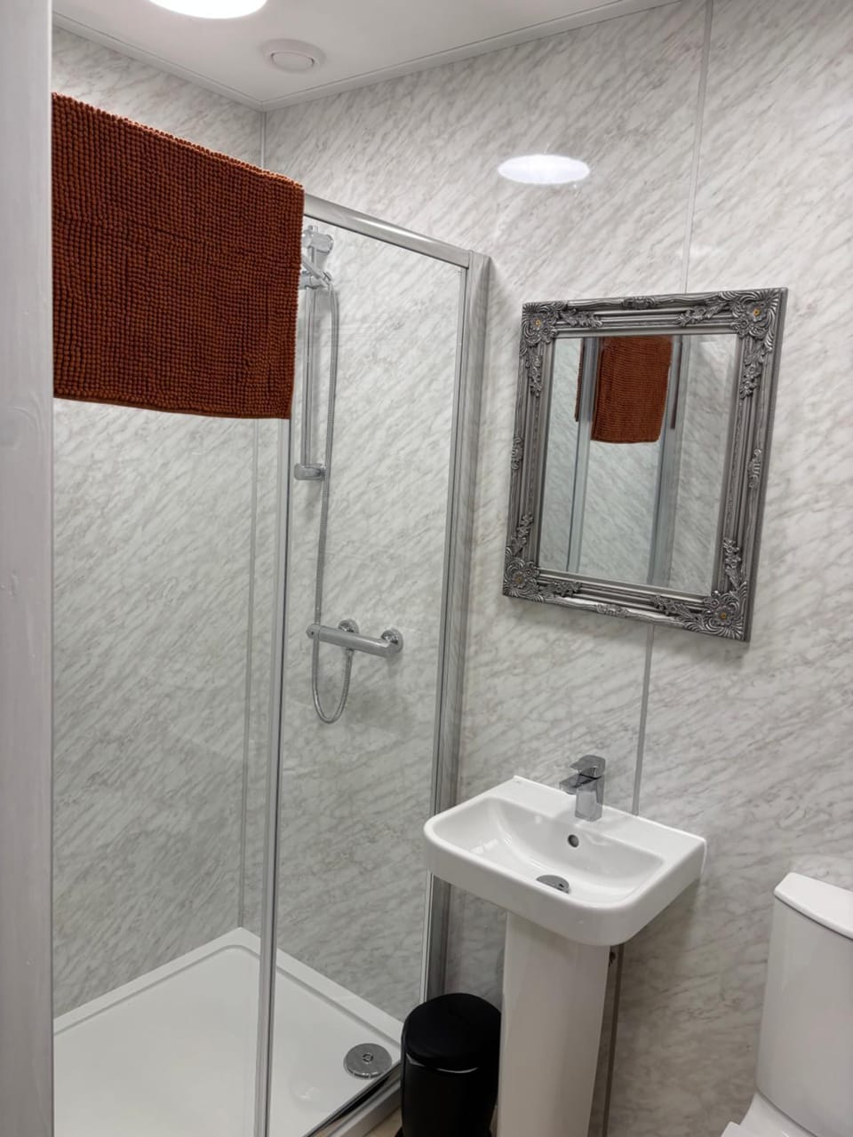 Shower, Toilet, towels