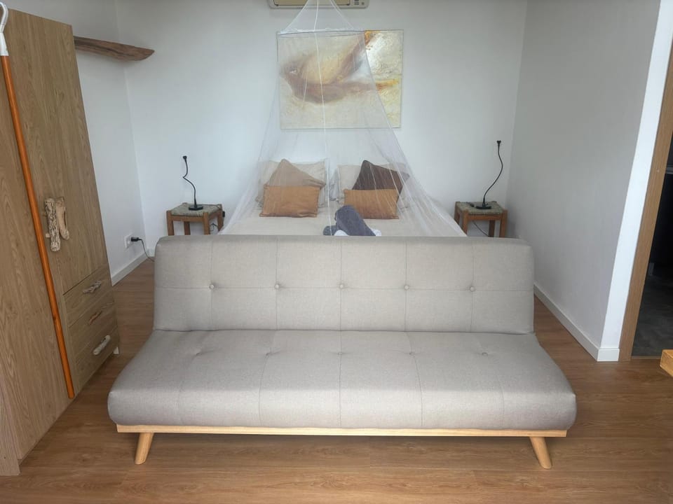 Bed, Seating area, Bedroom