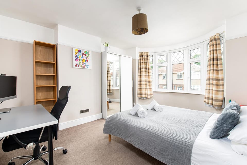 Spacious & Bright 3Bedroom Home-Sleeps7-Parking House in Bristol