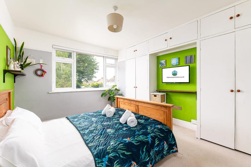 Spacious & Bright 3Bedroom Home-Sleeps7-Parking House in Bristol