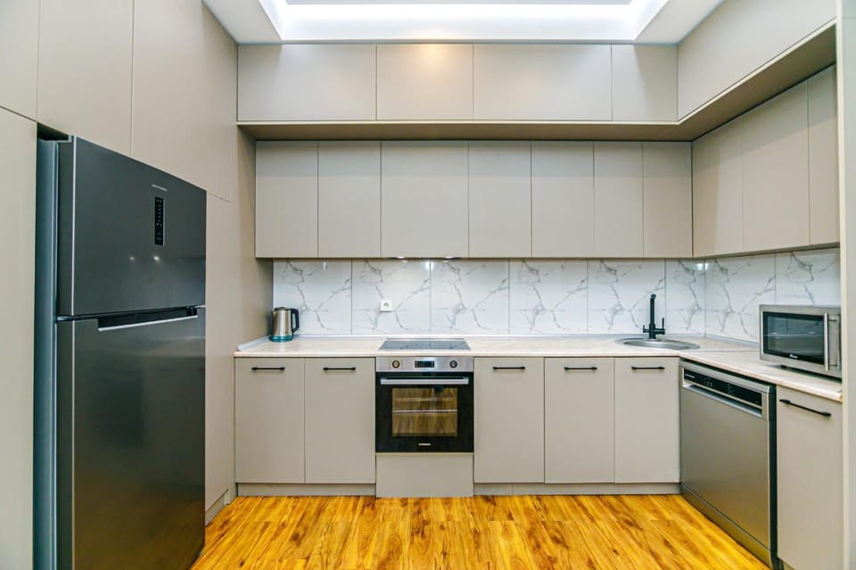 Kitchen or kitchenette, dishwasher, oven
