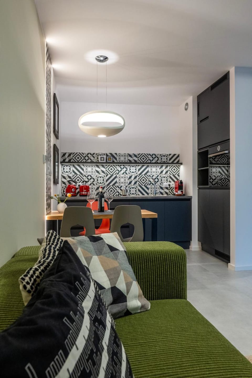 Bed, Living room, Photo of the whole room, Seating area, kitchen, kitchen