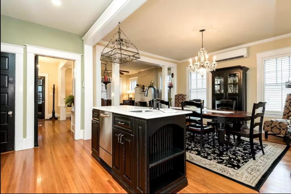 Historic Row Home 1 Block from Gate 1 at USNA House in Spa Creek