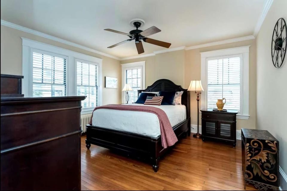 Historic Row Home 1 Block from Gate 1 at USNA House in Spa Creek