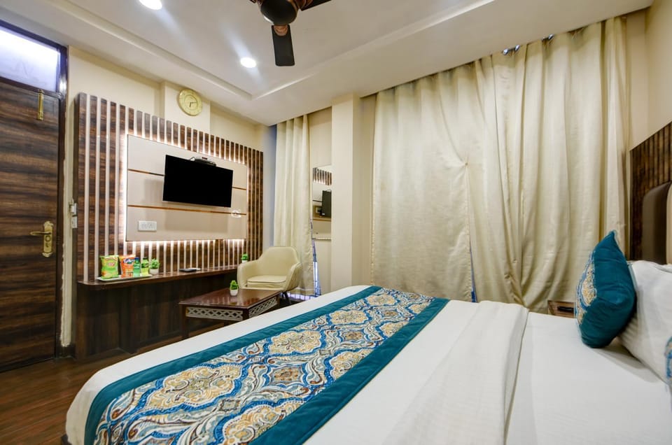 Bed, TV and multimedia, Bedroom