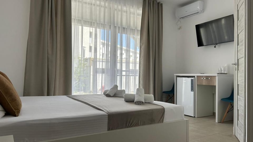 Bed, TV and multimedia, Photo of the whole room, air conditioner