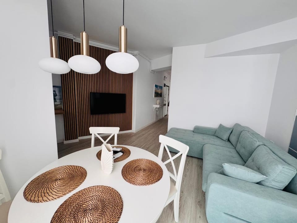 Communal lounge/ TV room, TV and multimedia, Living room, Seating area, Dining area