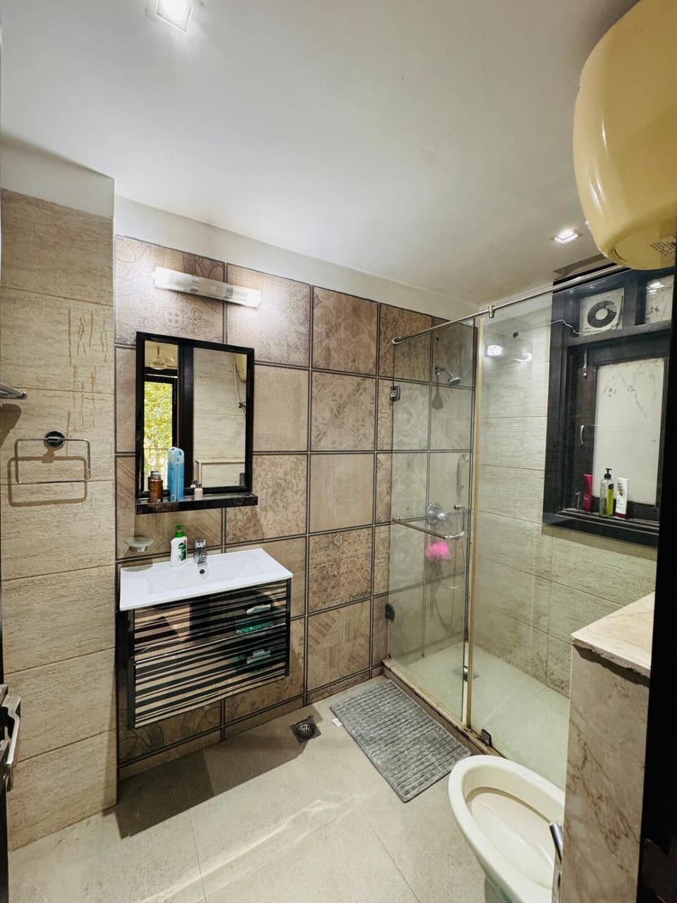 3BR Spacious Apt Park Facing with Balcony Apartment in New Delhi