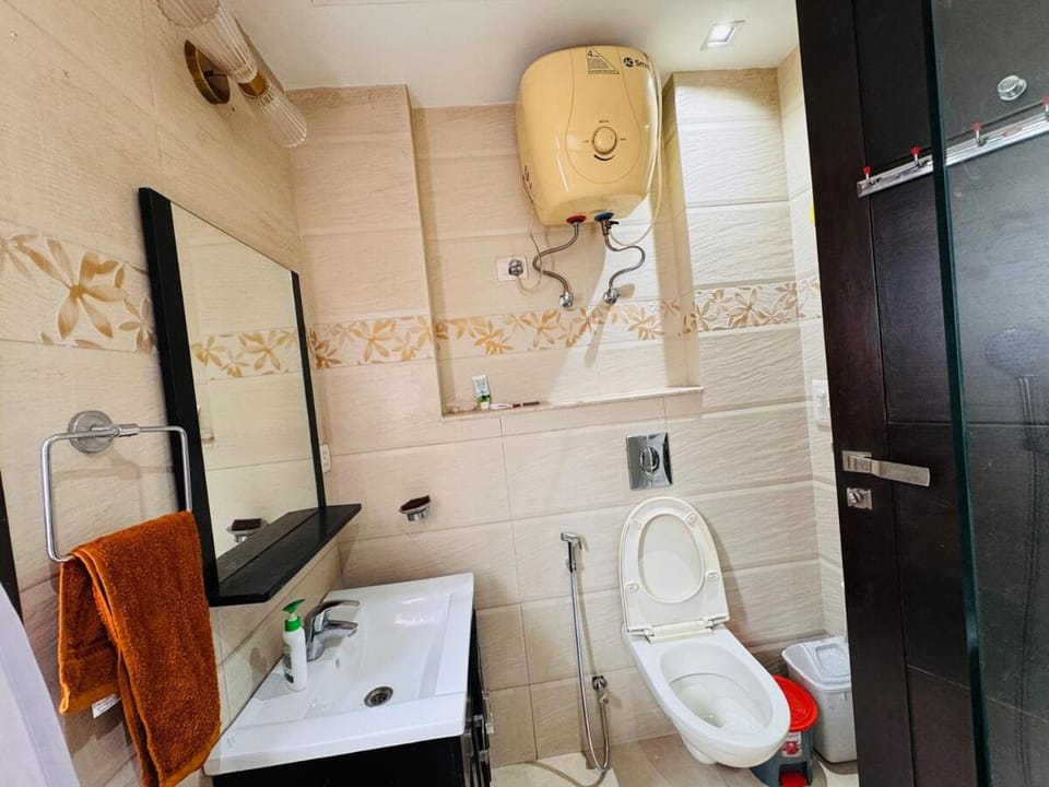 3BR Spacious Apt Park Facing with Balcony Apartment in New Delhi