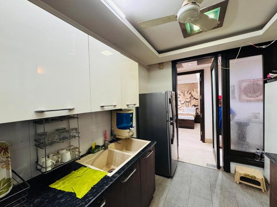 3BR Spacious Apt Park Facing with Balcony Apartment in New Delhi