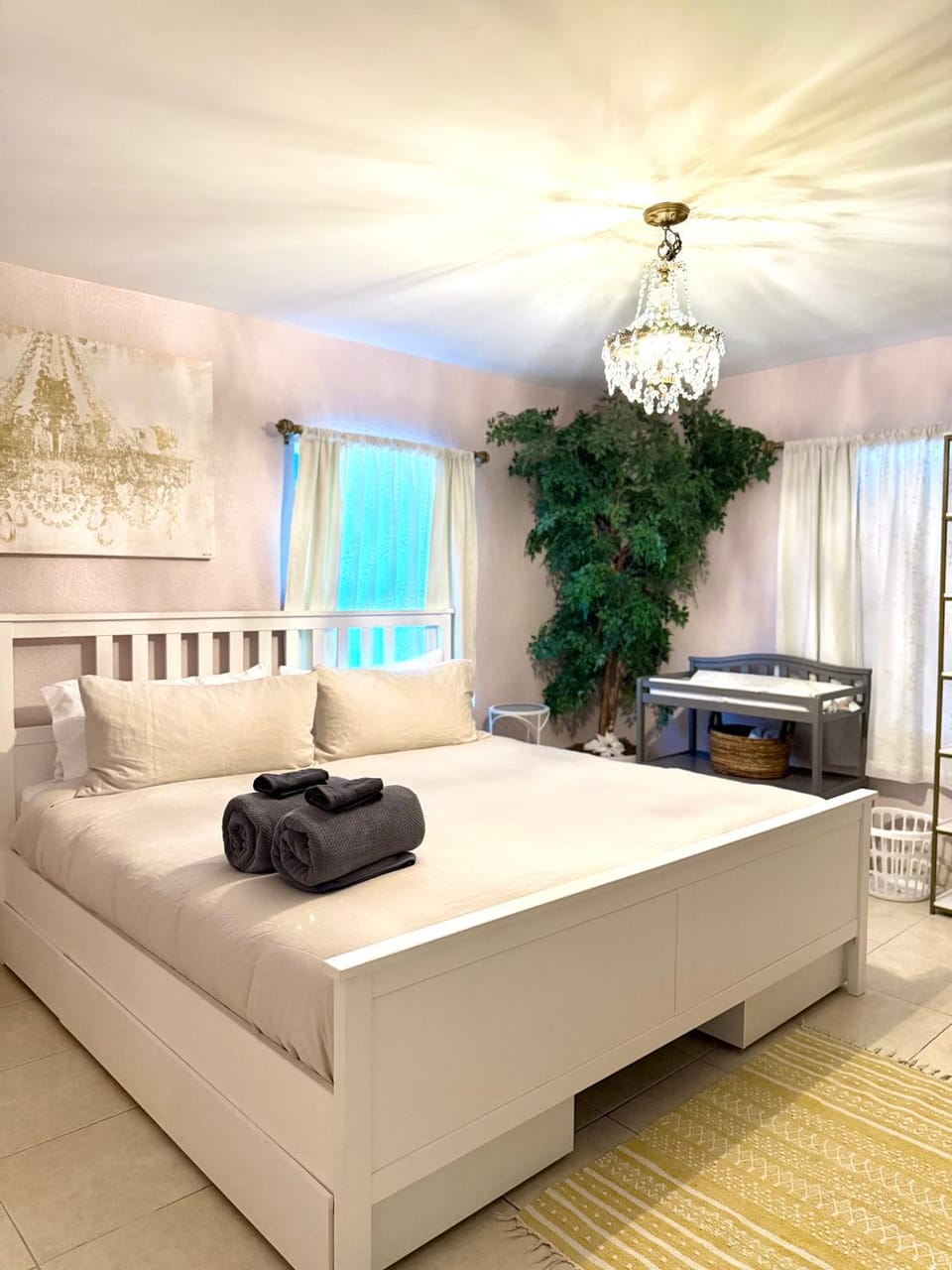 Beach Glam Abode - King Bed, BBQ, Beach Gear House in West Palm Beach