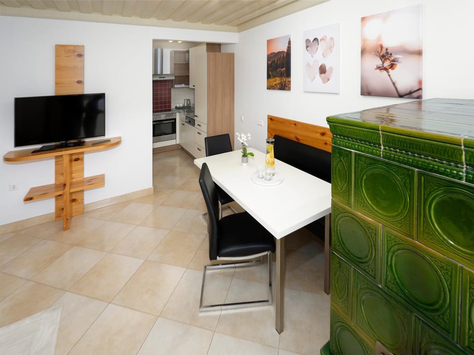 Kitchen or kitchenette, Seating area, Dining area, oven