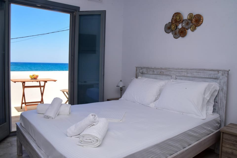 Photo of the whole room, Bedroom, Sea view