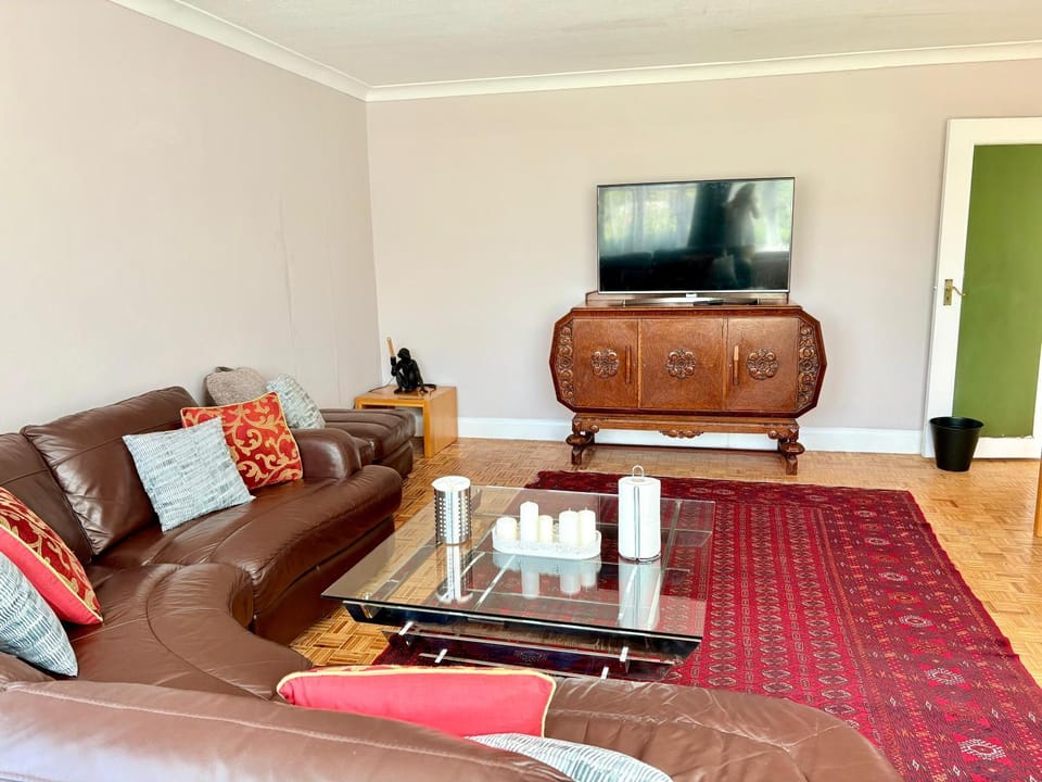 TV and multimedia, Living room, Evening entertainment