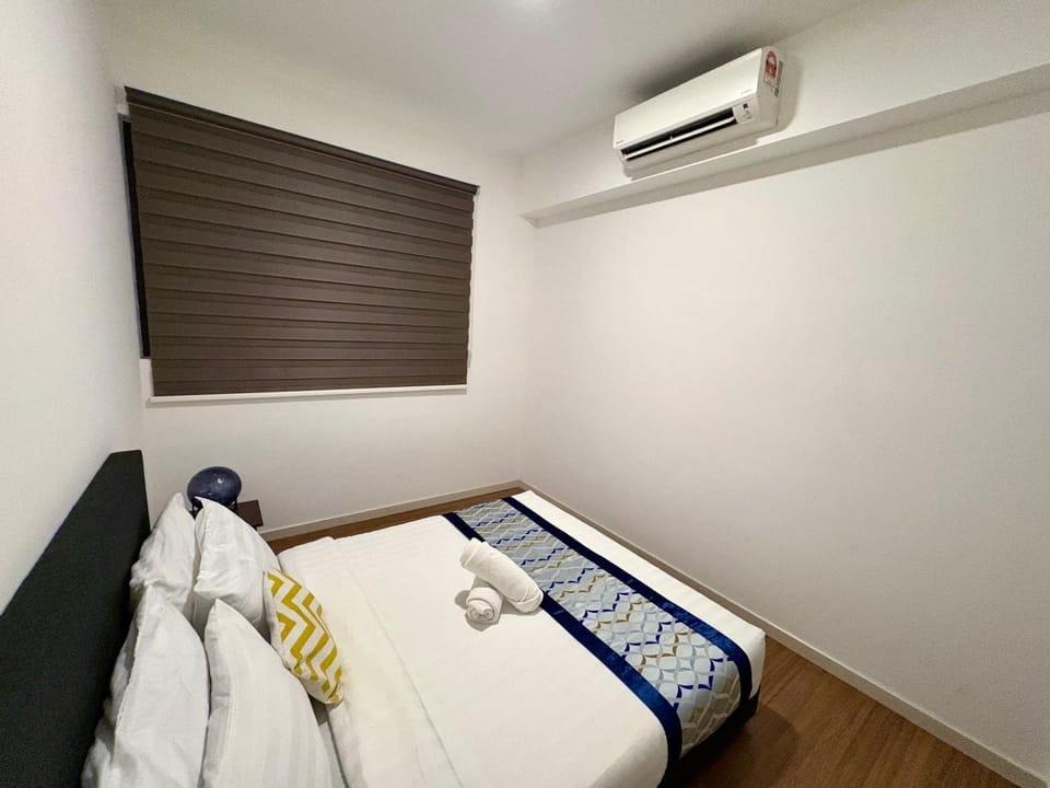 Bed, Photo of the whole room, Bedroom, towels, air conditioner
