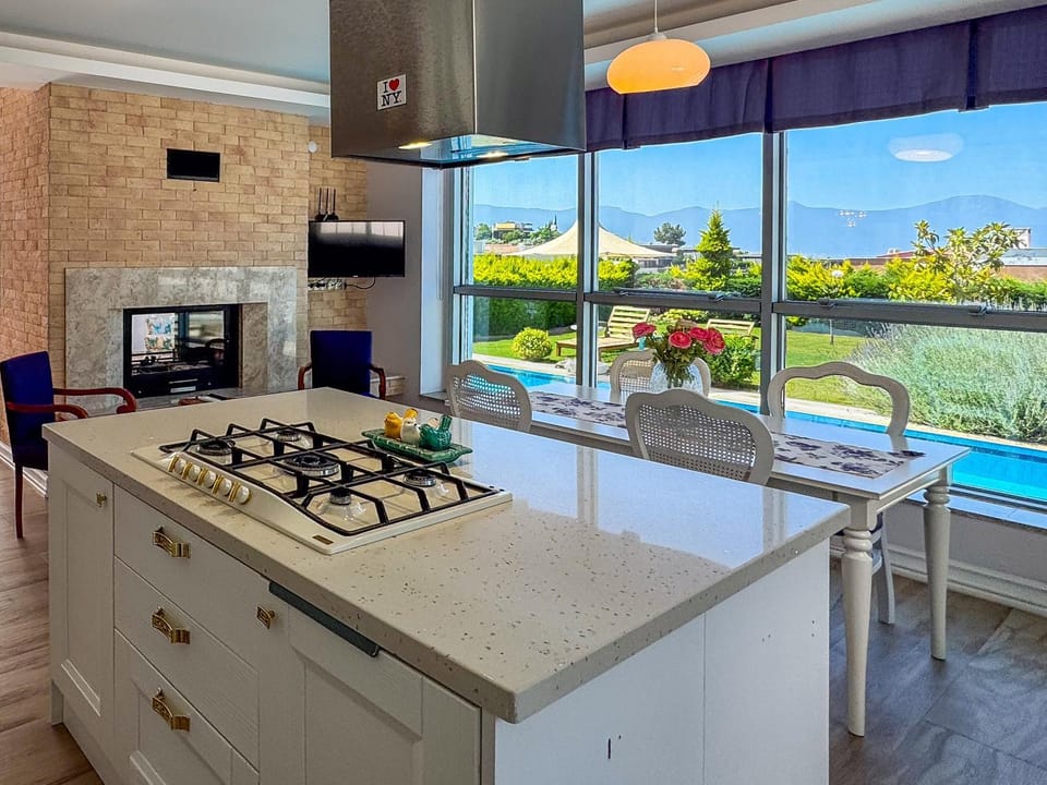 Kitchen or kitchenette, Dining area, Pool view, Swimming pool, fireplace, minibar, stove