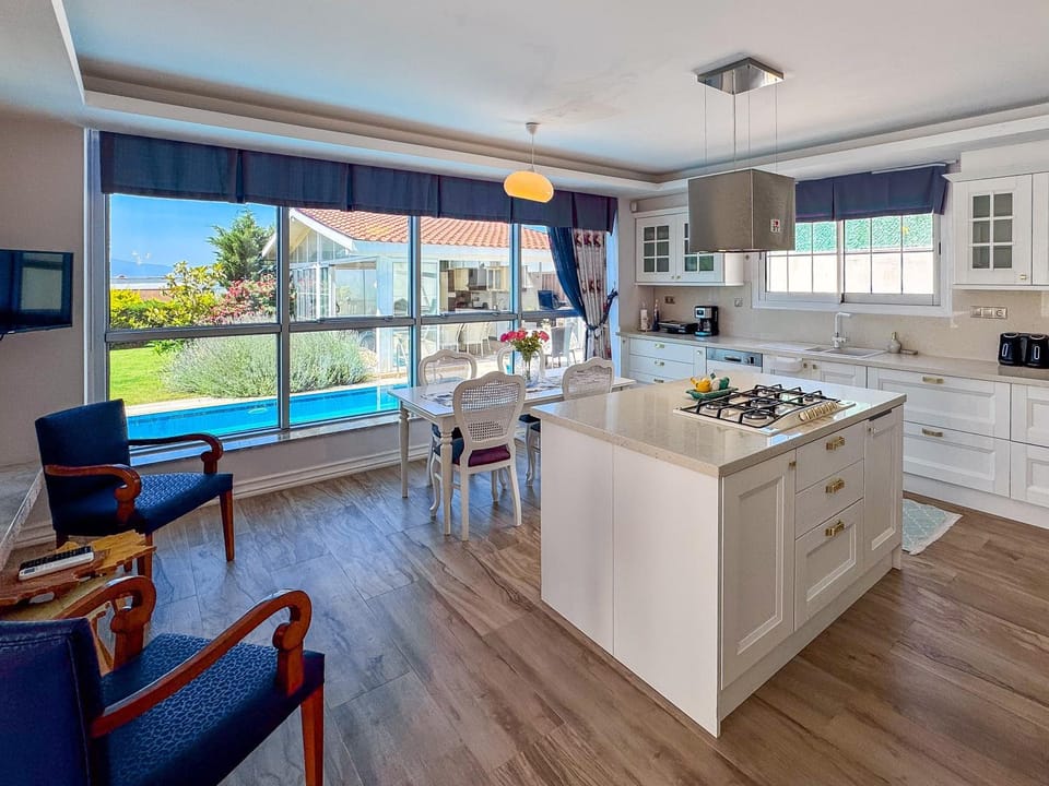 Kitchen or kitchenette, Living room, Food and drinks, Seating area, Dining area, Food, Pool view, Swimming pool, stove