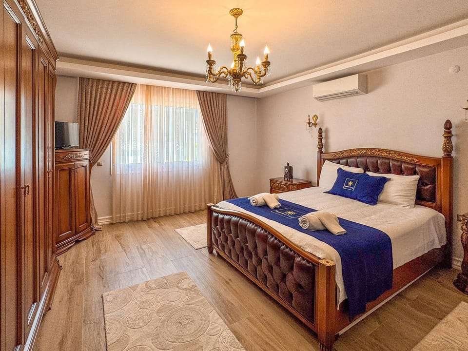 Bed, TV and multimedia, Photo of the whole room, Bedroom, wardrobe, air conditioner