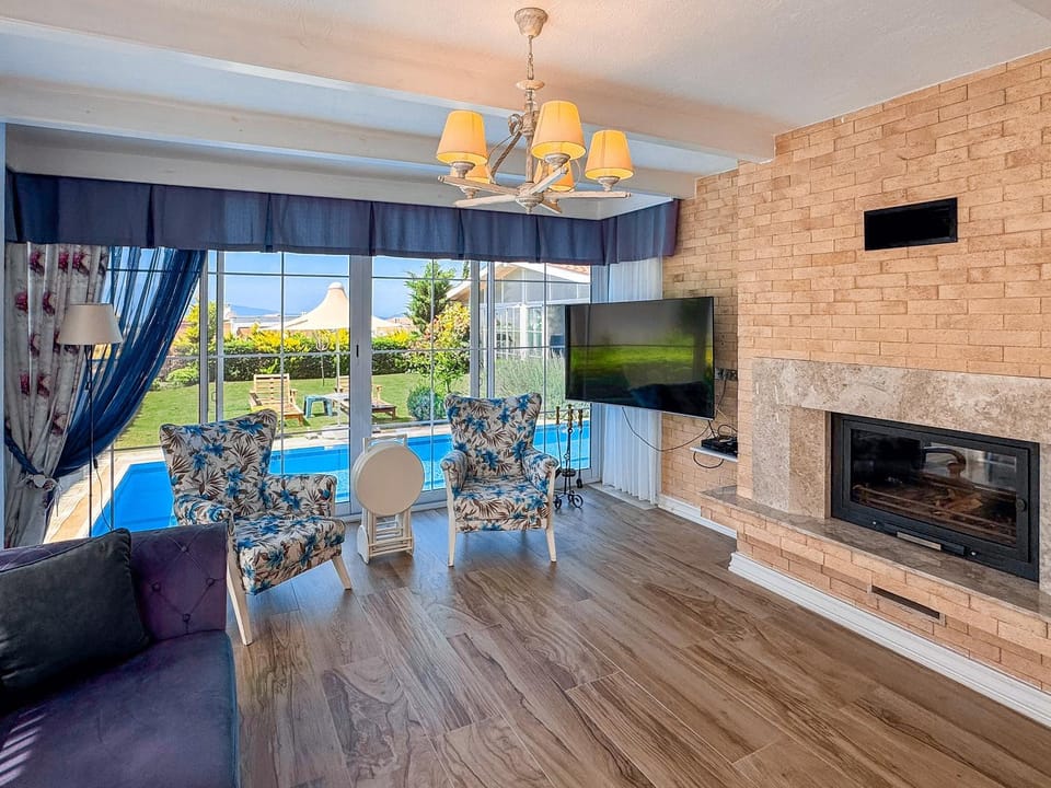 Patio, Communal lounge/ TV room, TV and multimedia, Living room, Seating area, Evening entertainment, Pool view, Swimming pool, fireplace