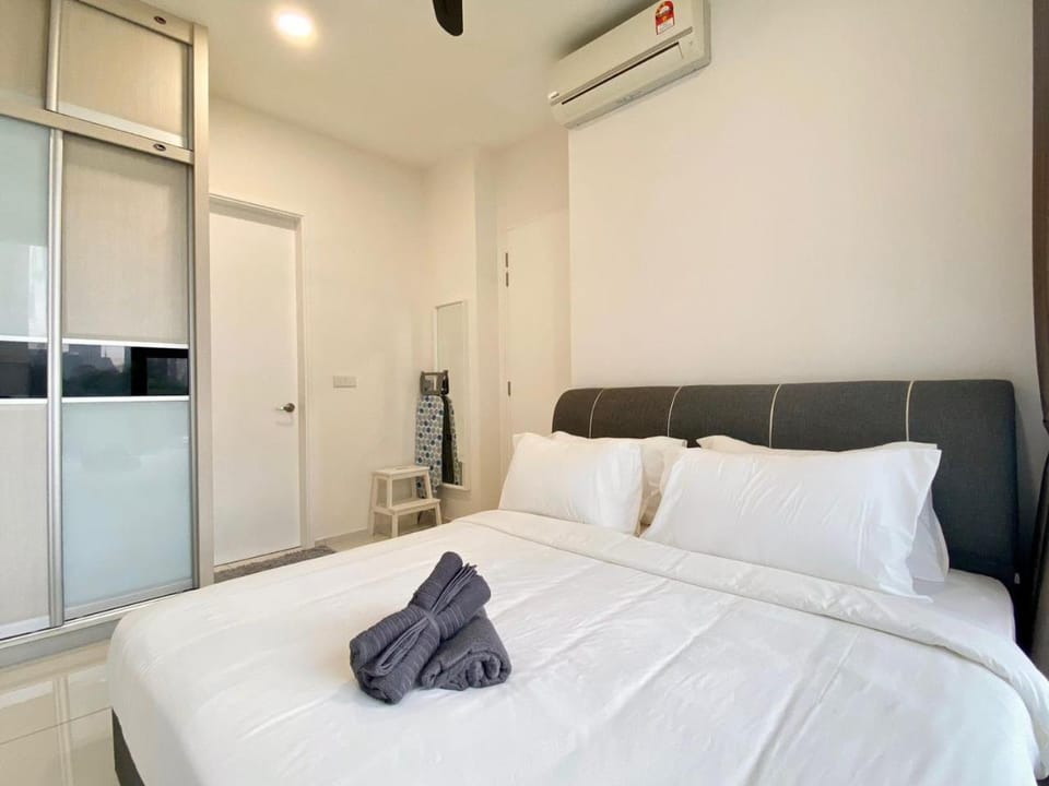 Photo of the whole room, Bedroom, towels, wardrobe, air conditioner