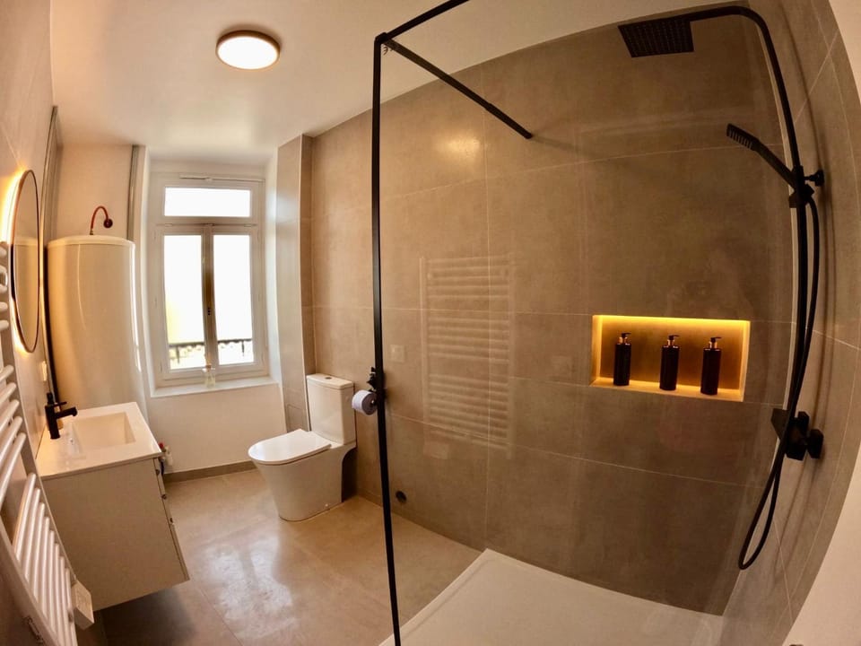 Shower, Toilet, Bathroom, towels