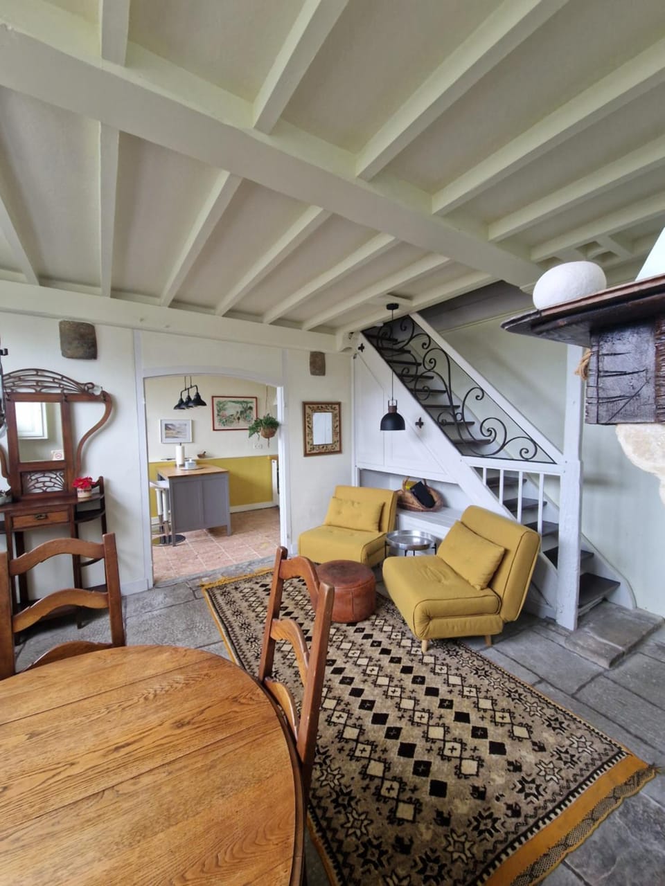 Kitchen or kitchenette, Seating area, Dining area