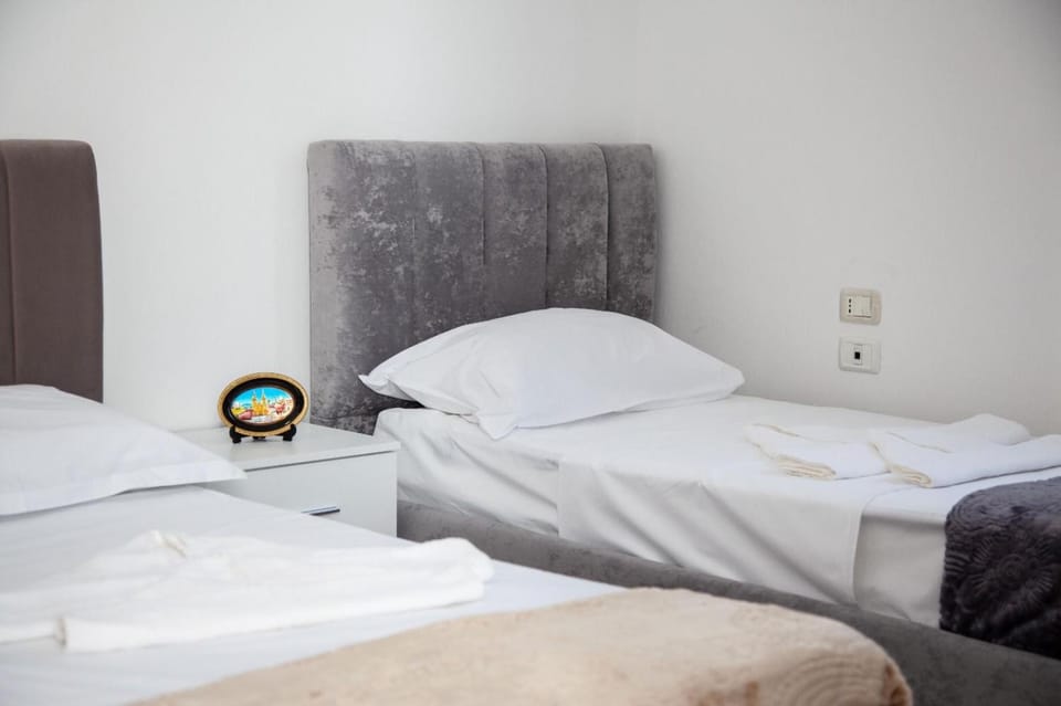 Bed, Bedroom, towels