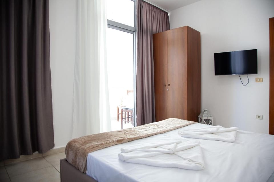 Communal lounge/ TV room, Bed, TV and multimedia, Photo of the whole room, Evening entertainment, Bedroom, towels, wardrobe