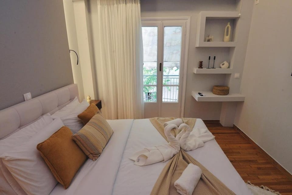 Seren Studio near Victoria Metro-Earthy Tones & Comfort Apartment in Athens