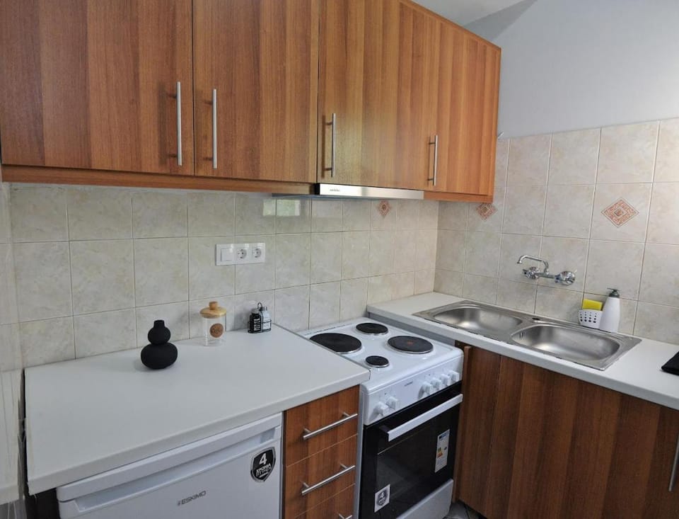Seren Studio near Victoria Metro-Earthy Tones & Comfort Apartment in Athens