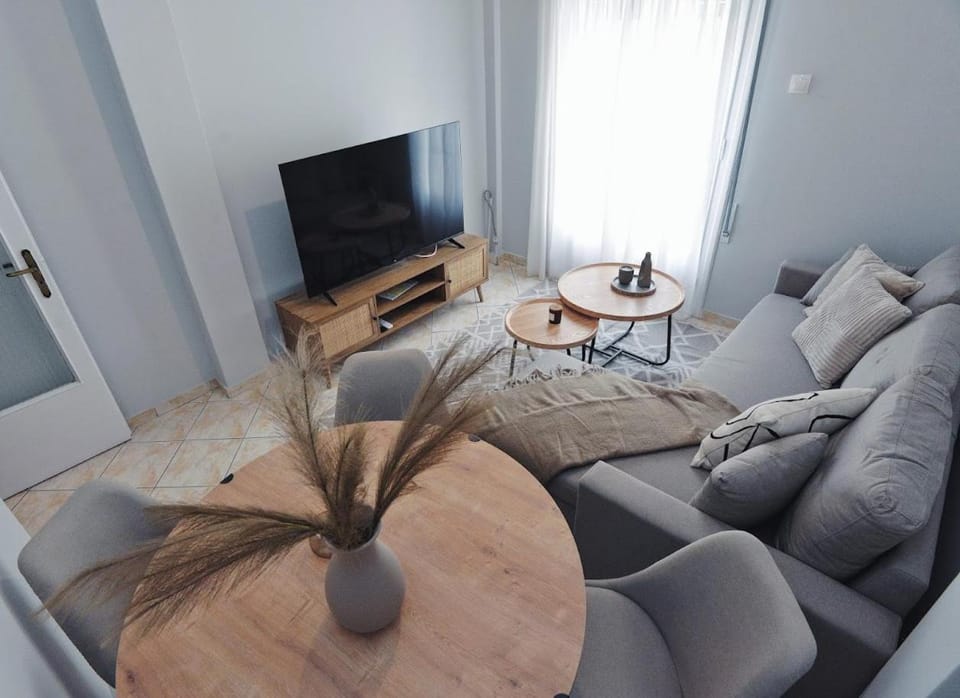 Seren Studio near Victoria Metro-Earthy Tones & Comfort Apartment in Athens