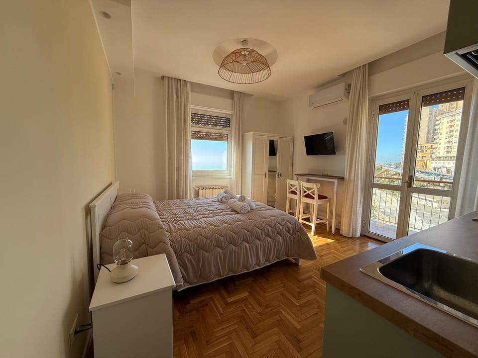Bed, TV and multimedia, Photo of the whole room, Bedroom, towels