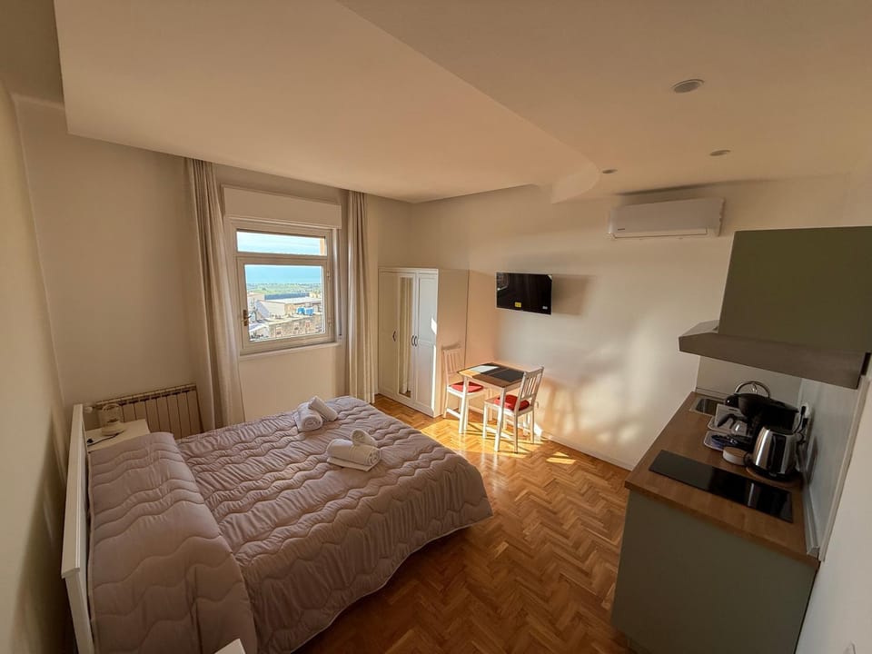 Bed, Coffee/tea facilities, Kitchen or kitchenette, Photo of the whole room, Bedroom, minibar