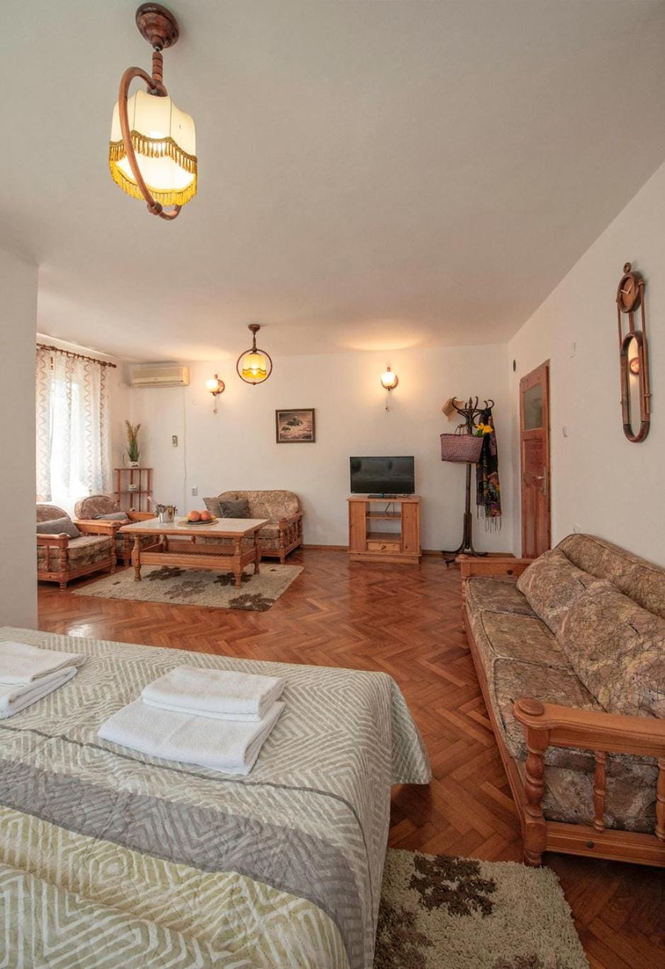 Bed, Living room, Photo of the whole room, Seating area, Bedroom