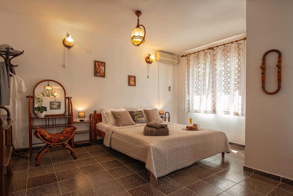 Bed, Photo of the whole room, Seating area, Bedroom