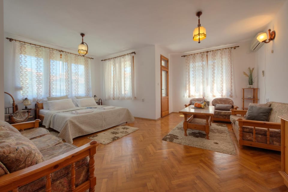 Bed, Living room, Photo of the whole room, Seating area, Bedroom