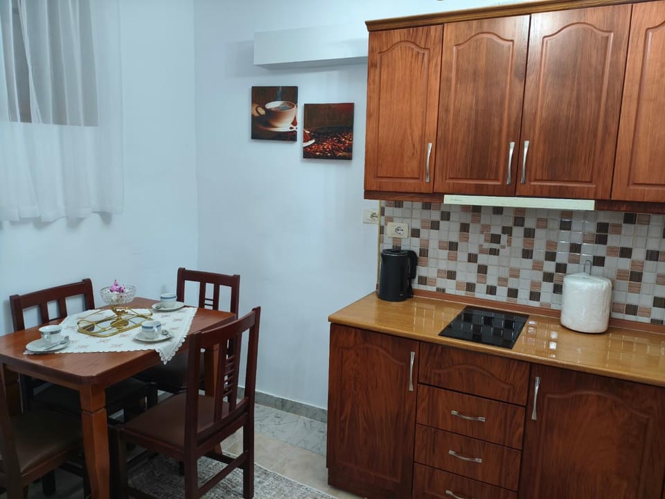 Kitchen or kitchenette, Dining area, stove