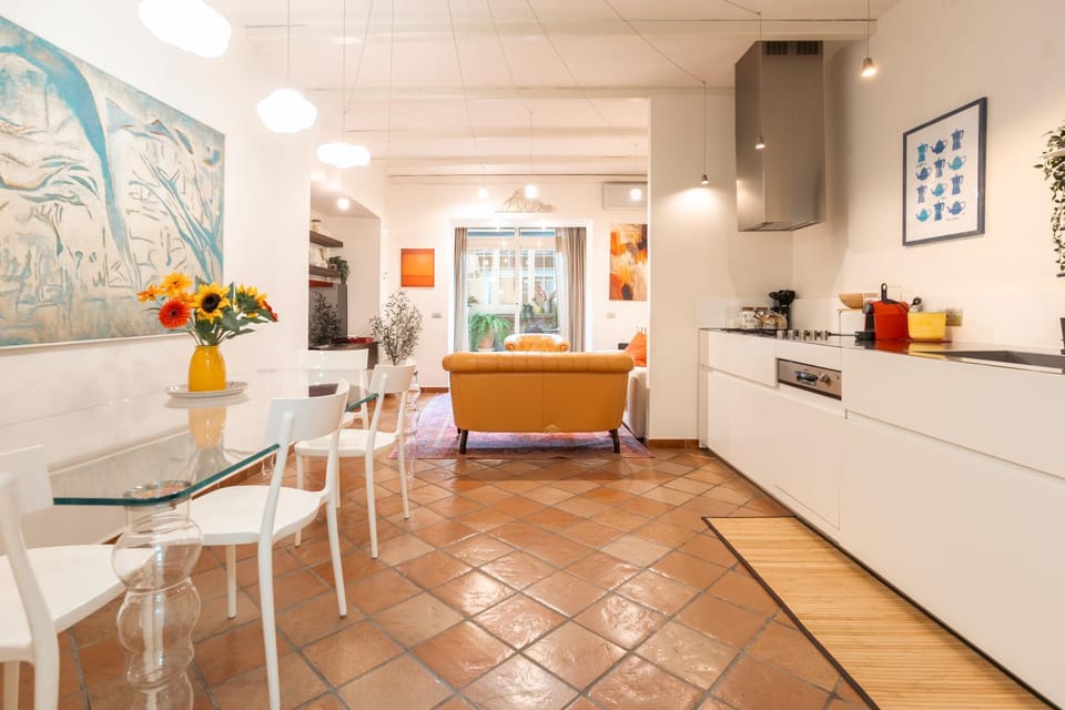 Kitchen or kitchenette, Seating area, Dining area
