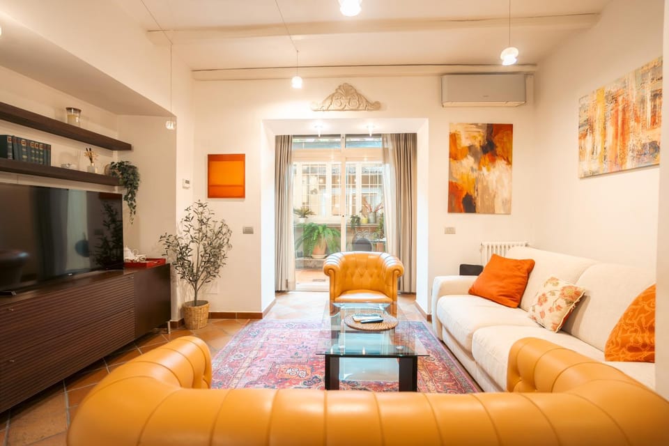Communal lounge/ TV room, TV and multimedia, Living room, Seating area, air conditioner