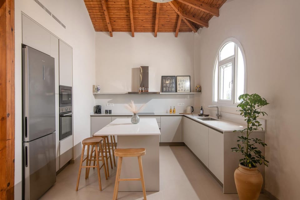 Coffee/tea facilities, dishwasher, internet, microwave, oven, stove, toaster, kitchen