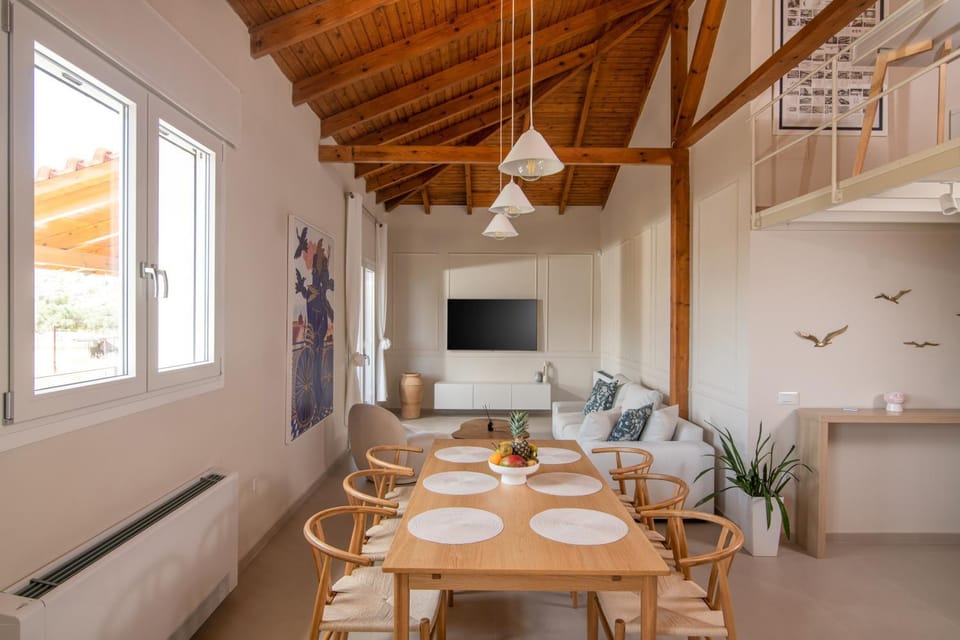 Bed, Summer, TV and multimedia, Balcony/Terrace, Living room, Seating area, Dining area, Time of day, Sunrise