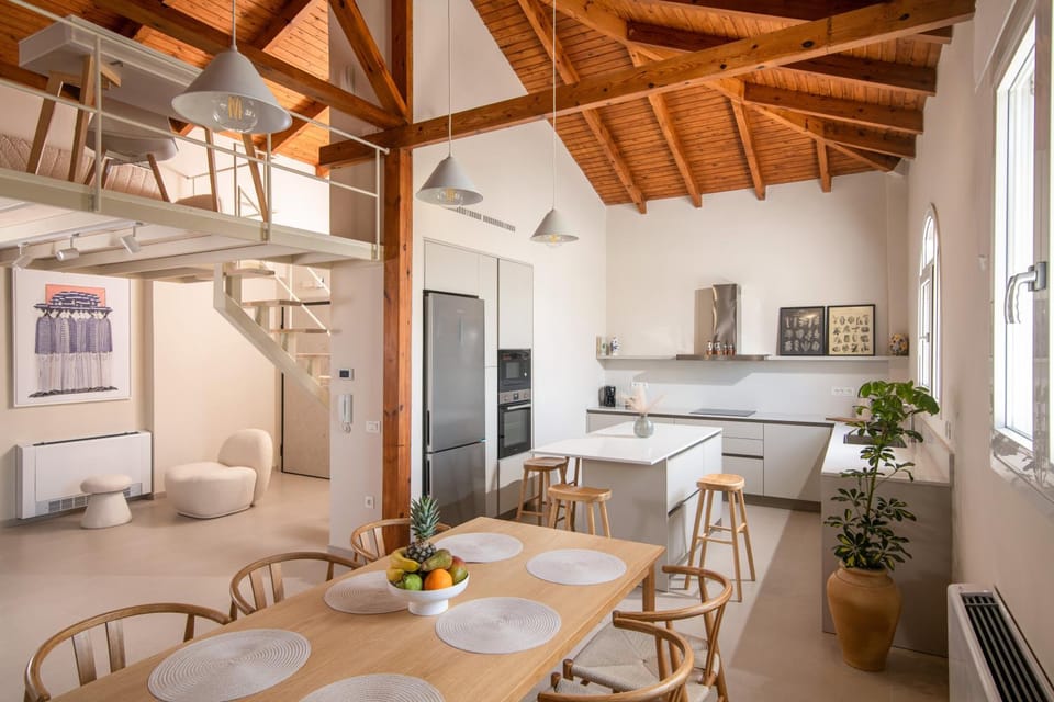 Coffee/tea facilities, Kitchen or kitchenette, Seating area, Dining area, Street view, dishwasher, internet, stove