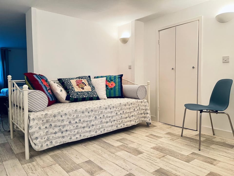 Bed, Seating area