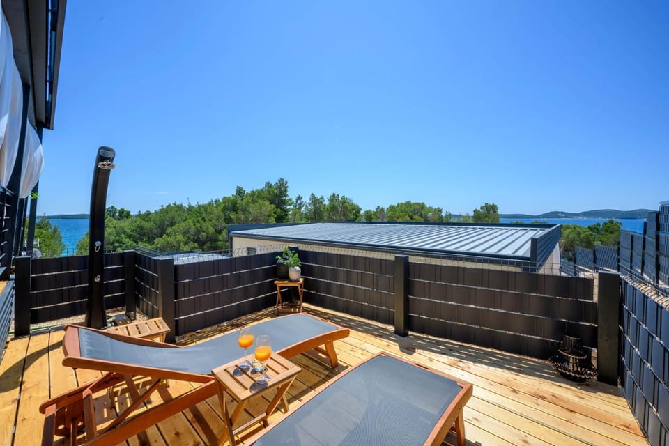 Shower, Day, Natural landscape, View (from property/room), Balcony/Terrace, Seating area, Sea view, sunbed