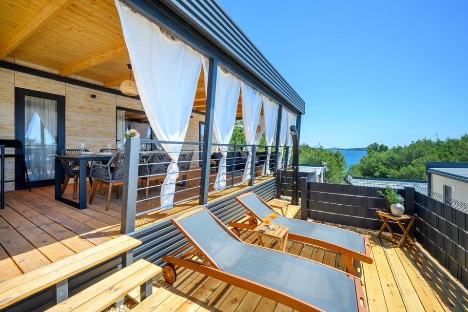 Shower, Day, Natural landscape, View (from property/room), Balcony/Terrace, Seating area, Sea view, sunbed