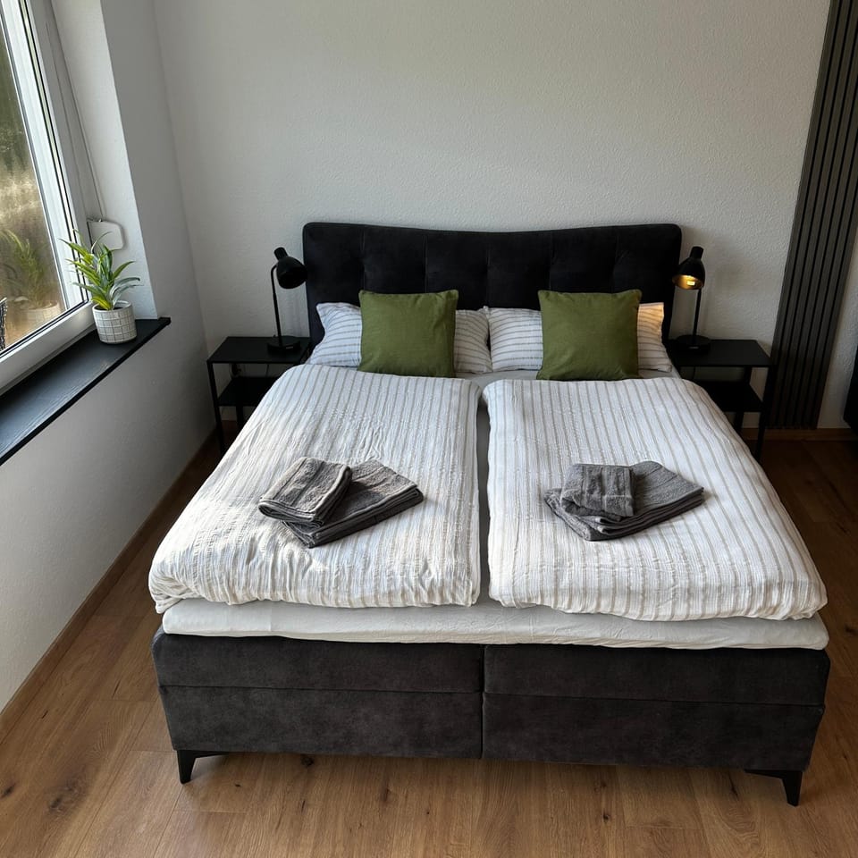 Bed, Bedroom, towels