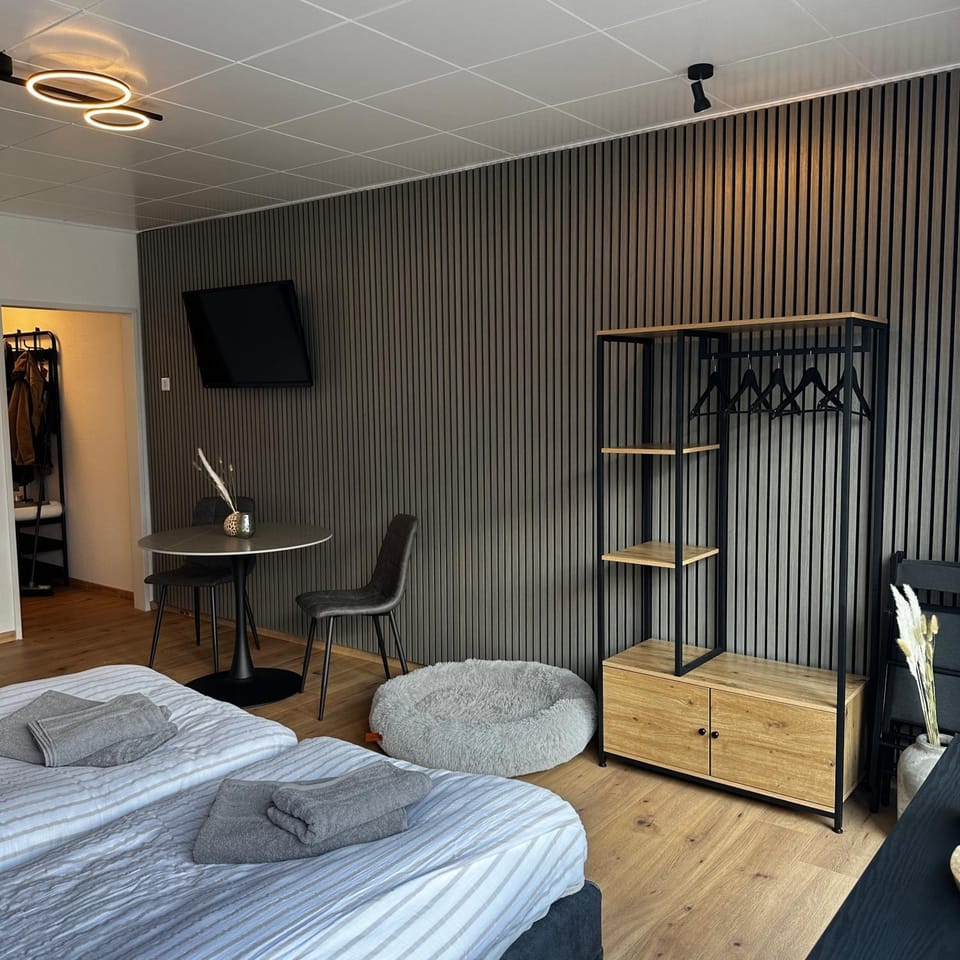 Bed, TV and multimedia, Photo of the whole room, Bedroom